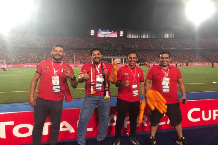 اورنچ تُفاجئ 4 من عملائها بحضور إحماء لاعبي مصر في الملعب